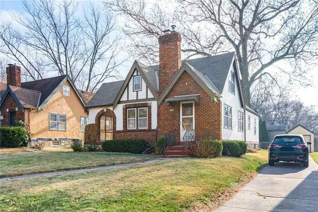 $340,000 | 1005 West 77th Terrace, Kansas City, MO 64114