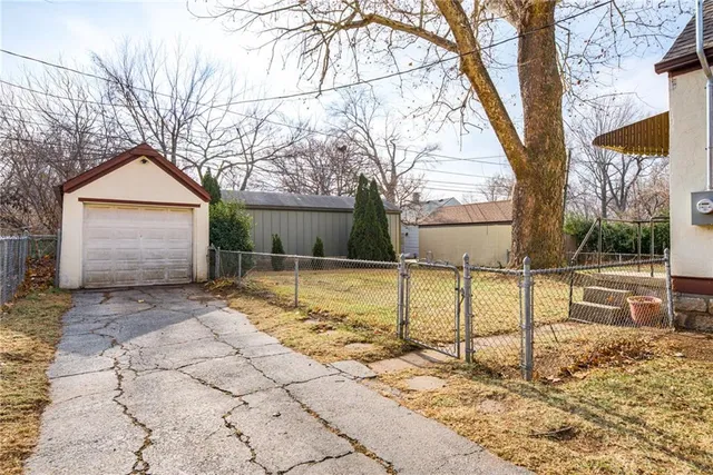 $340,000 | 1005 West 77th Terrace, Kansas City, MO 64114