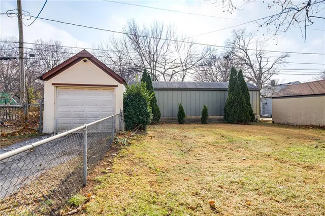 $340,000 | 1005 West 77th Terrace, Kansas City, MO 64114