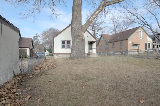 $320,000 | 1005 West 77th Terrace, Kansas City, MO 64114