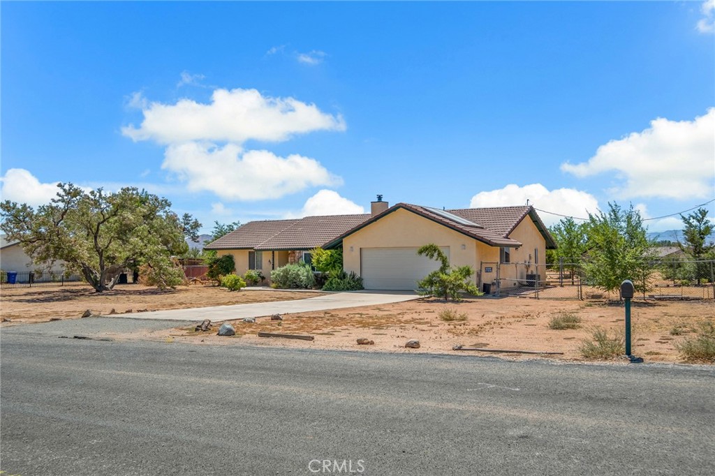 15155 Apache Road Apple Valley, CA 92307 - Photo 3 of 32