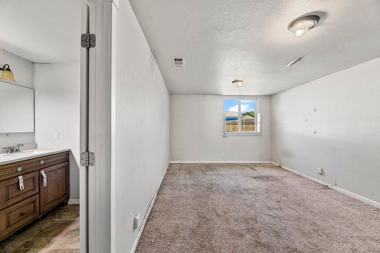 340 Freeman Road Central Point, OR 97502 - Photo 9 of 22 DSC_5857