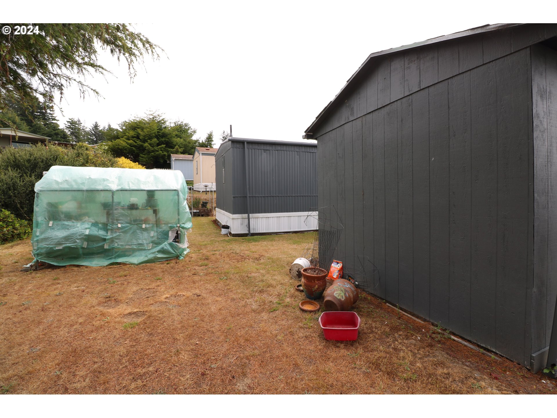 1265 Embarcadero Circle Coos Bay, OR 97420 - Photo 30 of 36 a backyard of a house