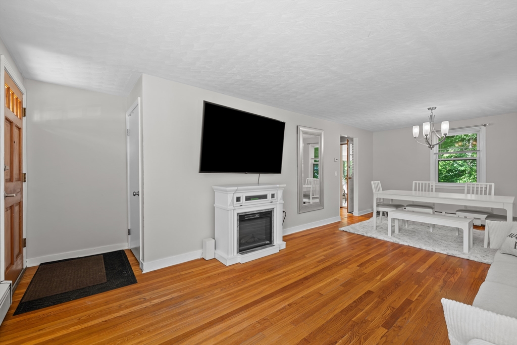 28 Greybert Lane Worcester, MA 01602 - Photo 9 of 35