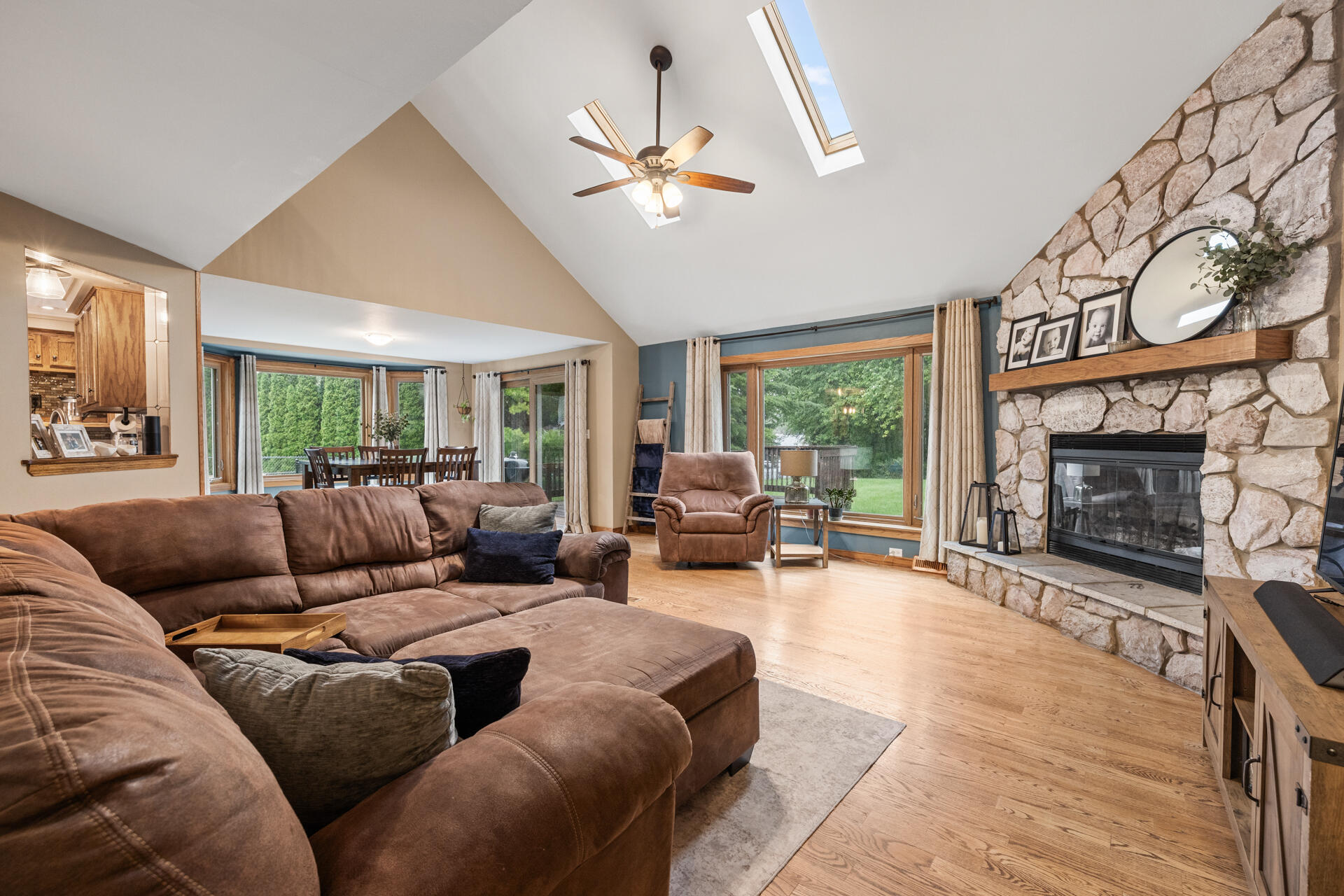 3960 Kings Way Slinger, WI 53086 - Photo 8 of 27 Family Room