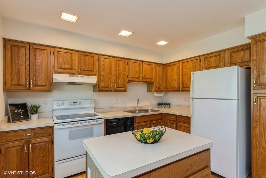 1290 Oak Hill Road, Unit D Lake Barrington, IL 60010 - Photo 6 of 40