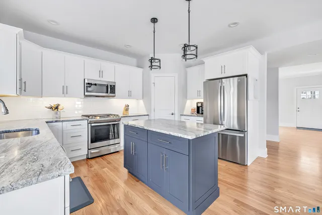 $799,900 | 2 Woods View Lane, Shelton, CT 06484