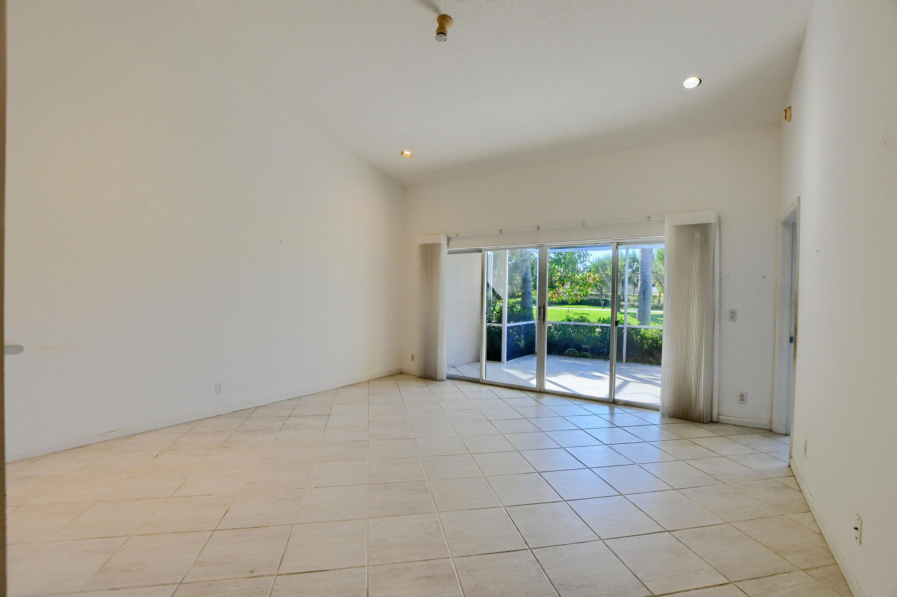 8406 Via Leonessa Boca Raton, FL 33433 - Photo 4 of 36 living room