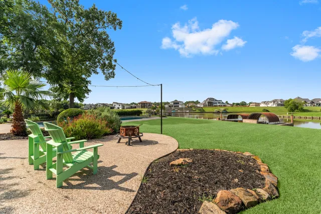 a view of a garden with lawn chairs