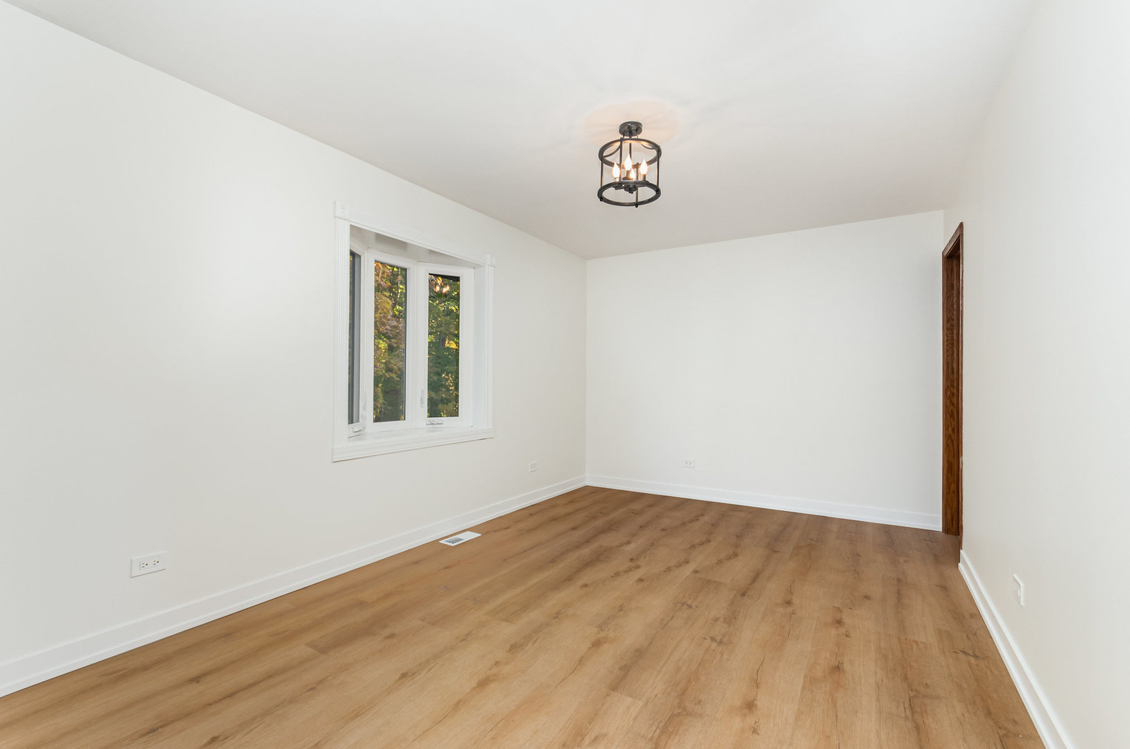 11426 Kluth Drive Mokena, IL 60448 - Photo 28 of 39 an empty room with a window