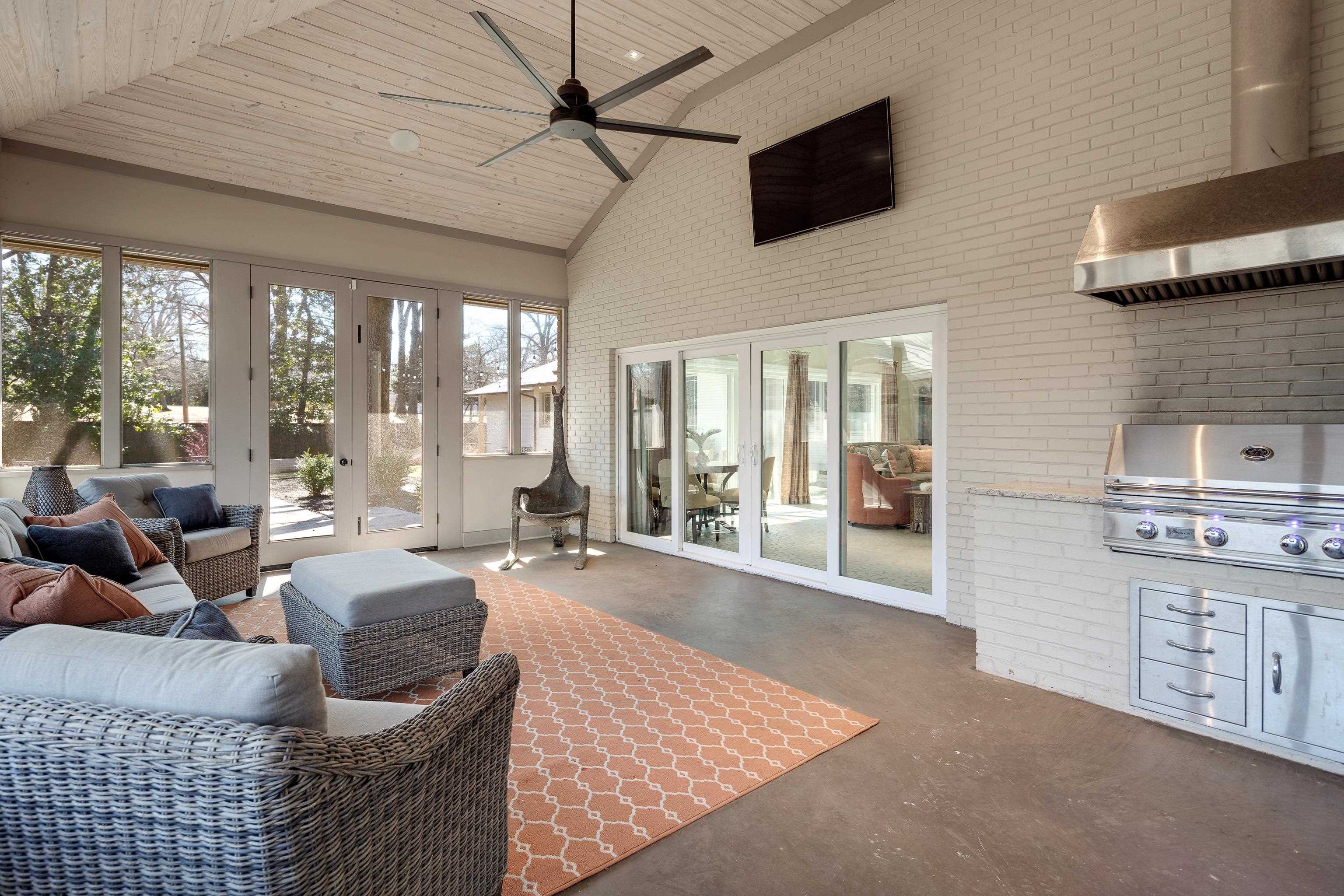 90 North Perkins Road Memphis, TN 38117 - Photo 11 of 25 a living room with furniture and a flat screen tv