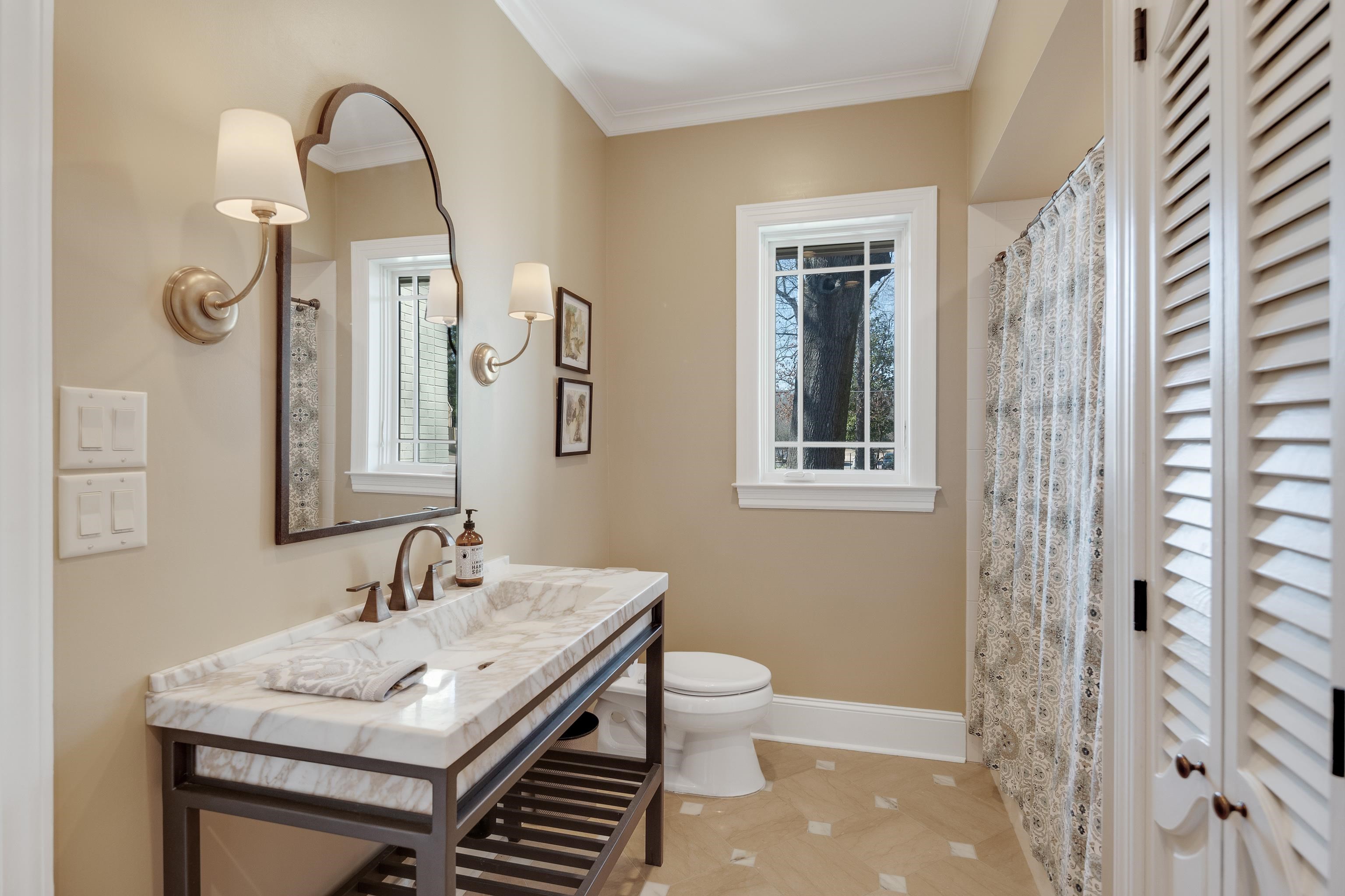 90 North Perkins Road Memphis, TN 38117 - Photo 15 of 25 a bathroom with a sink and a mirror