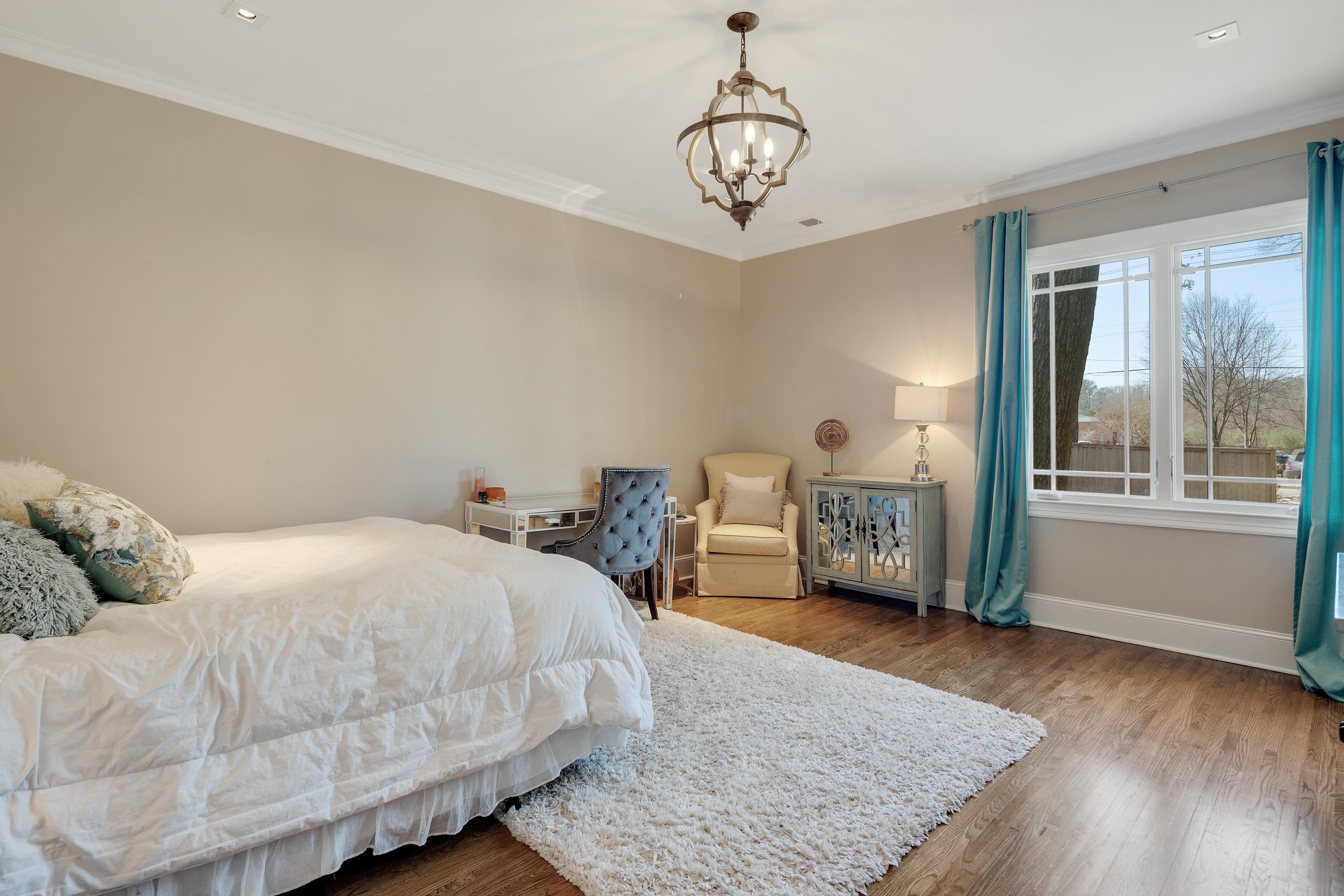 90 North Perkins Road Memphis, TN 38117 - Photo 18 of 25 a bedroom with a bed a table and wooden floor