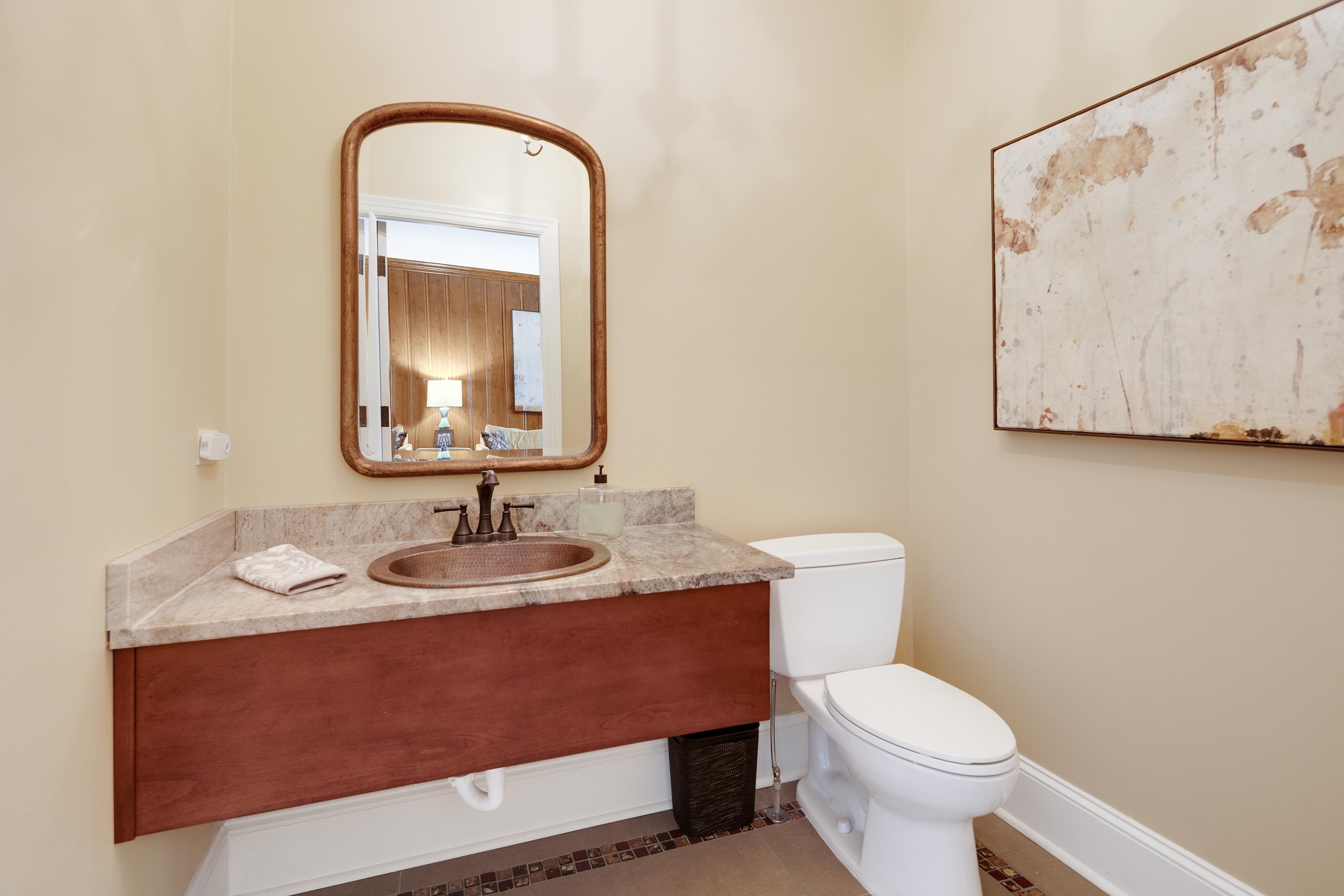 90 North Perkins Road Memphis, TN 38117 - Photo 22 of 25 a bathroom with a toilet a sink and mirror