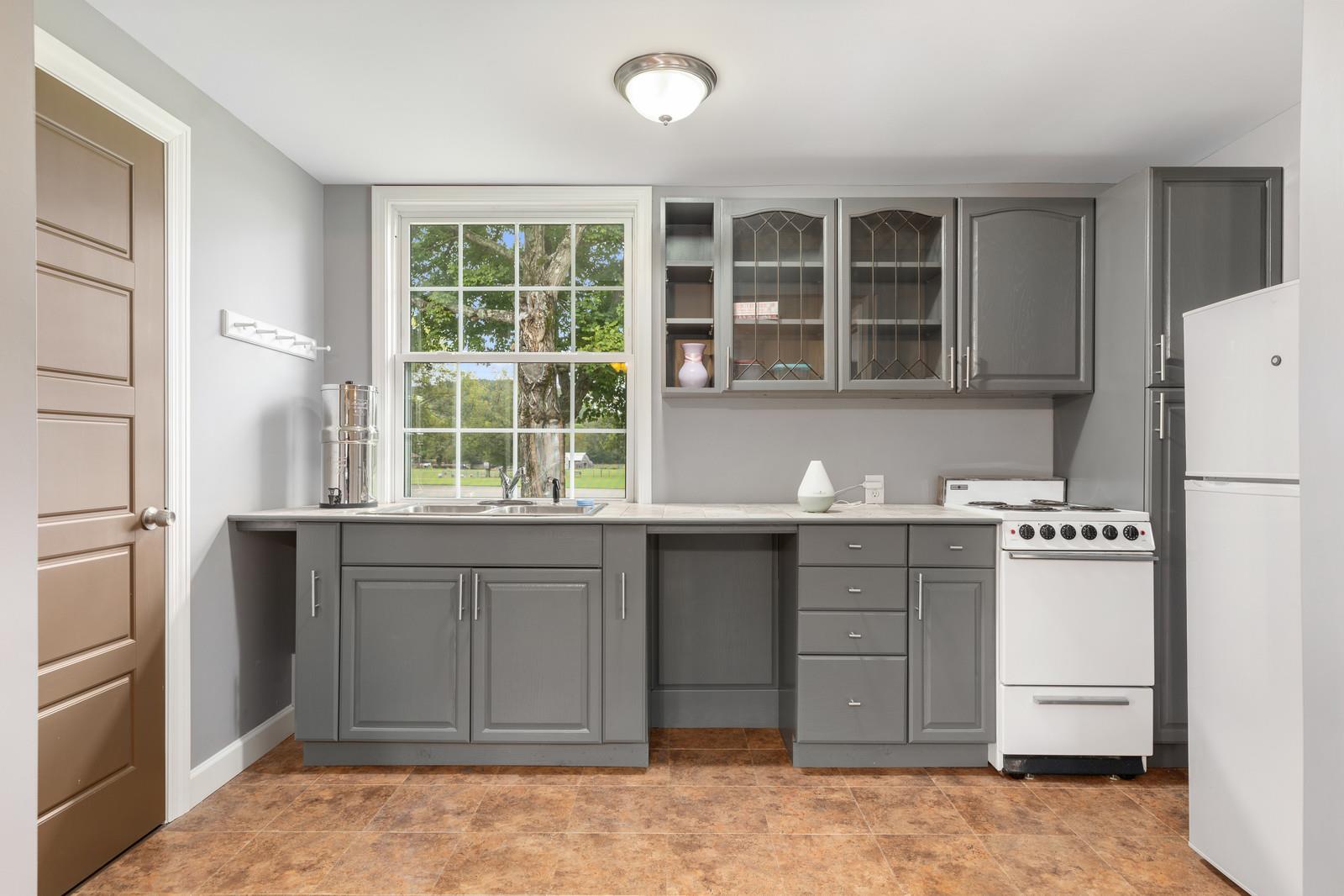 9547 South Harpeth Road Nashville, TN 37221 - Photo 10 of 28 Kitchenette in mother in law suite