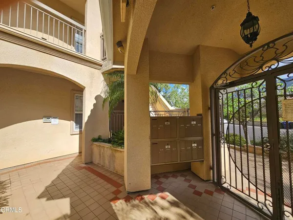 $3,200 | 2930 Fairway Avenue, Unit 105, La Crescenta, CA 91214