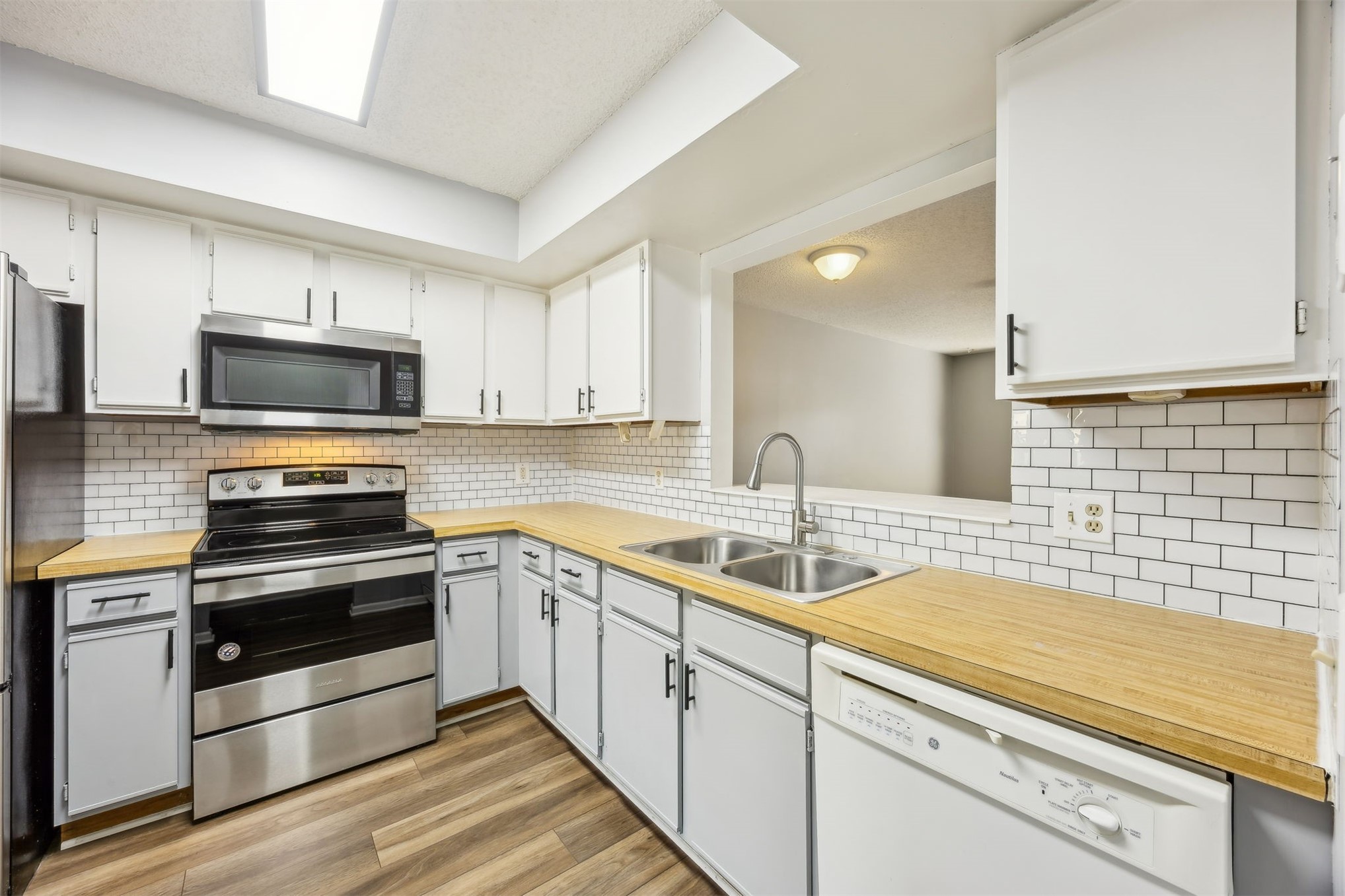 7 Jasmine Place Fernandina Beach, FL 32034 - Photo 15 of 27 a kitchen with a sink stove and microwave