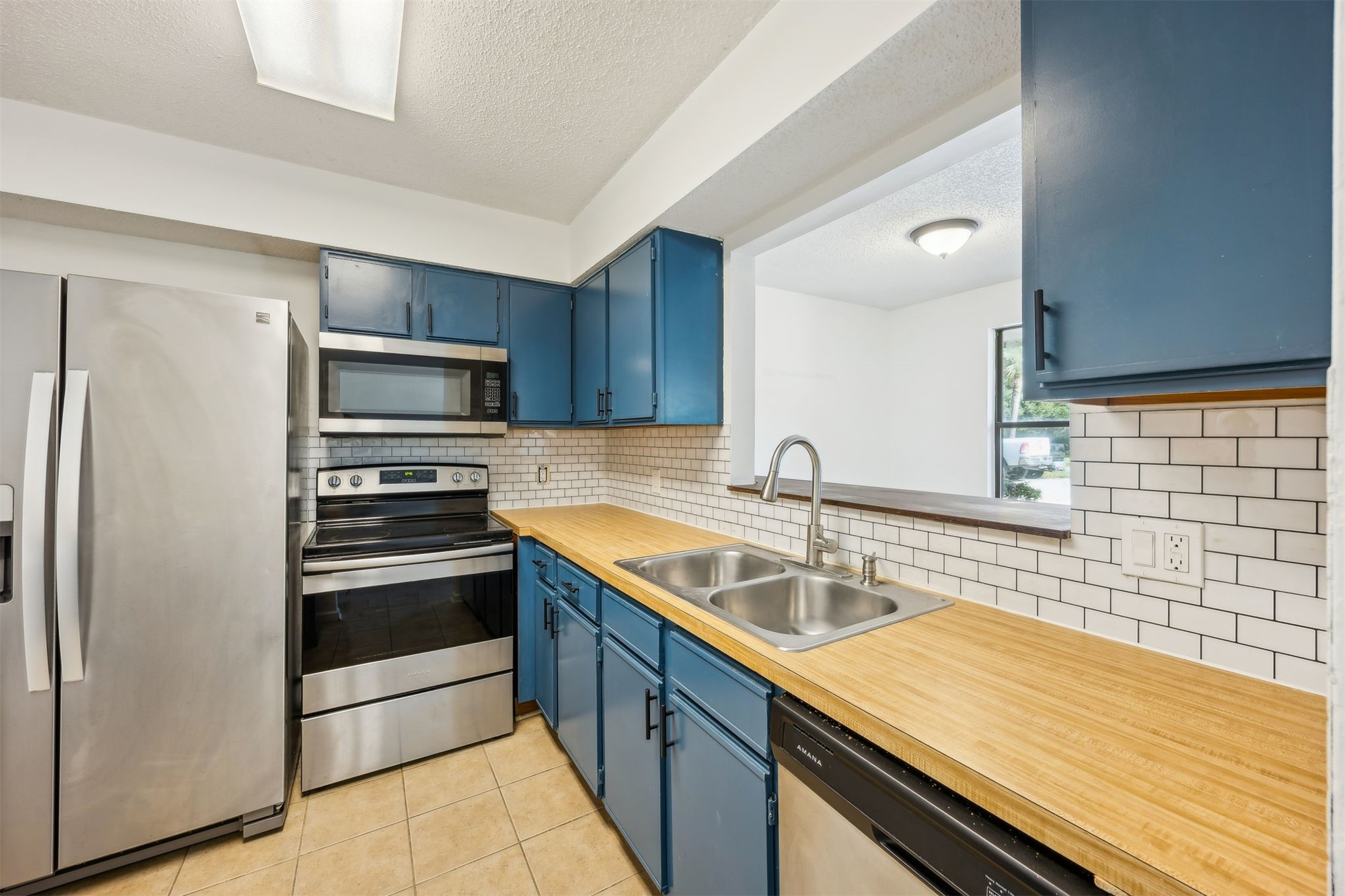 7 Jasmine Place Fernandina Beach, FL 32034 - Photo 8 of 27 a kitchen with a sink appliances and cabinets