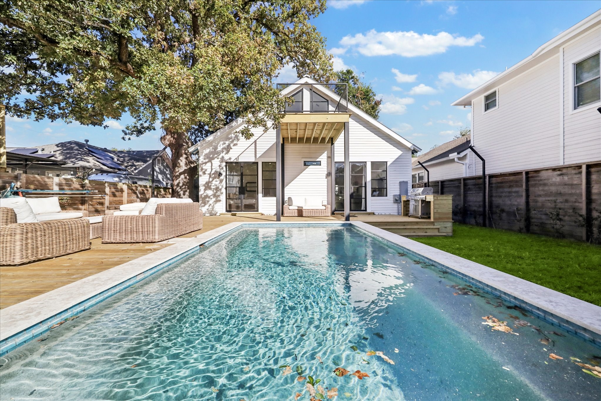 415 Arlington Street Houston, TX 77007 - Photo 2 of 20 a view of a house with a yard