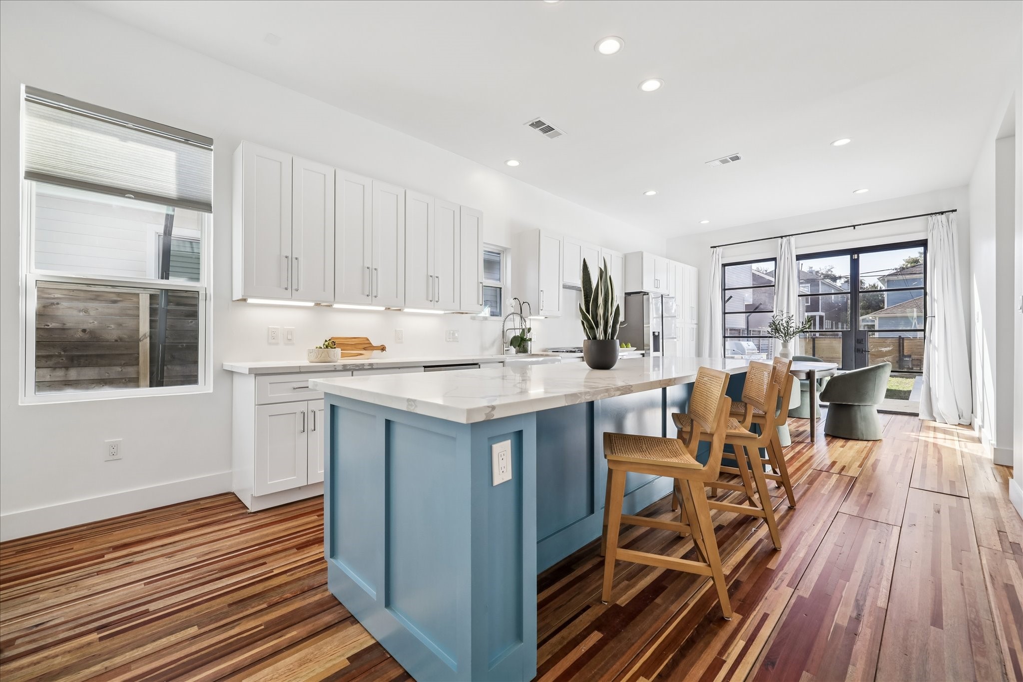 415 Arlington Street Houston, TX 77007 - Photo 7 of 20 a open kitchen with wooden floor and white cabinets