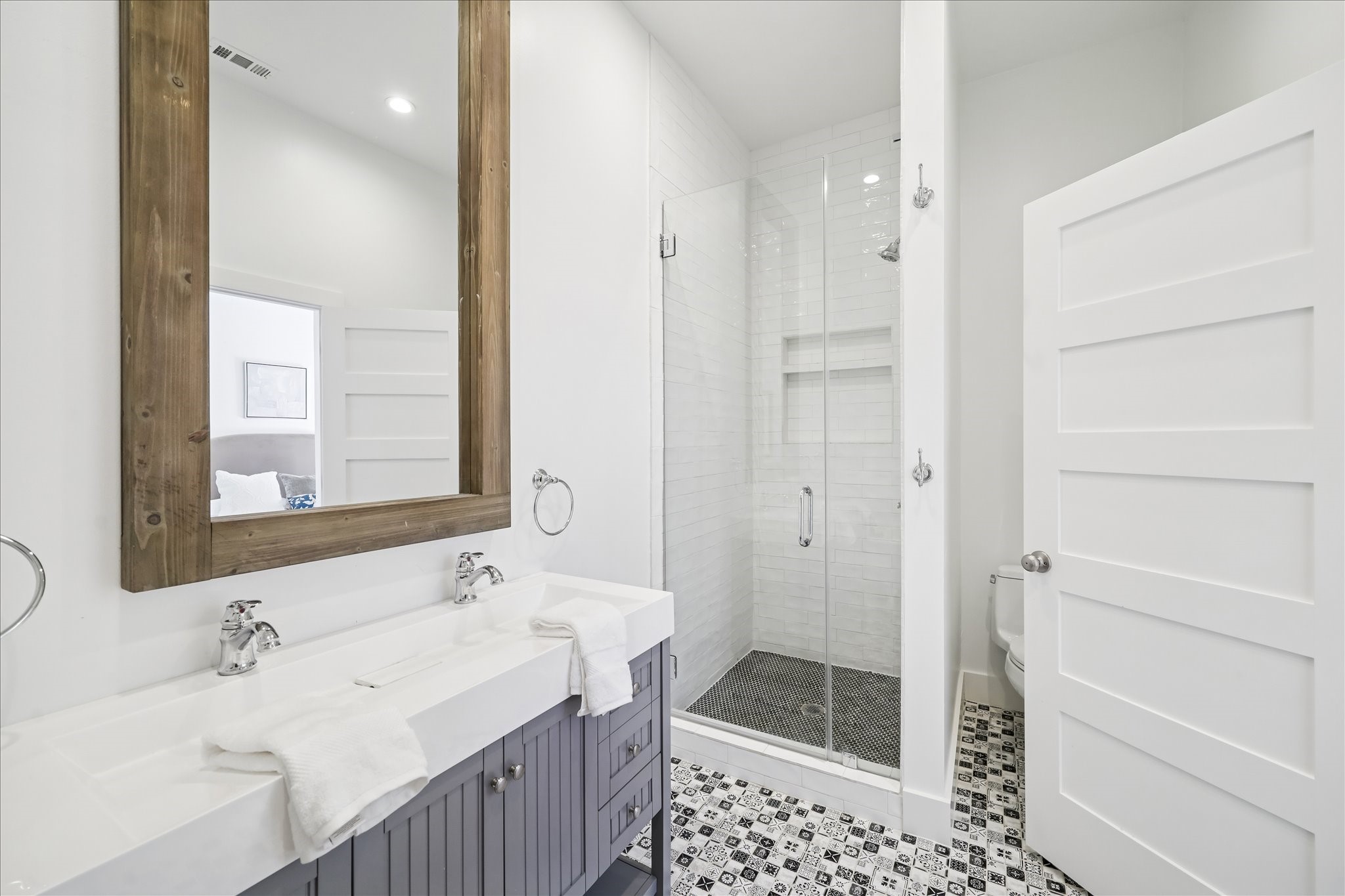415 Arlington Street Houston, TX 77007 - Photo 10 of 20 a bathroom with a sink and a mirror with bathtub