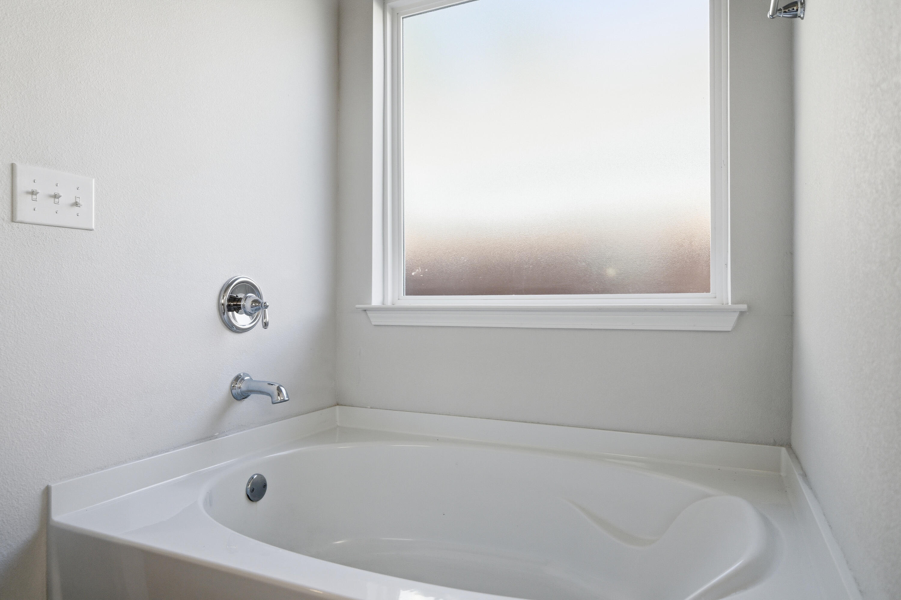 191 Southern Pnes Road Santa Rosa Beach, FL 32459 - Photo 23 of 46 a white bath tub sitting next to a white sink