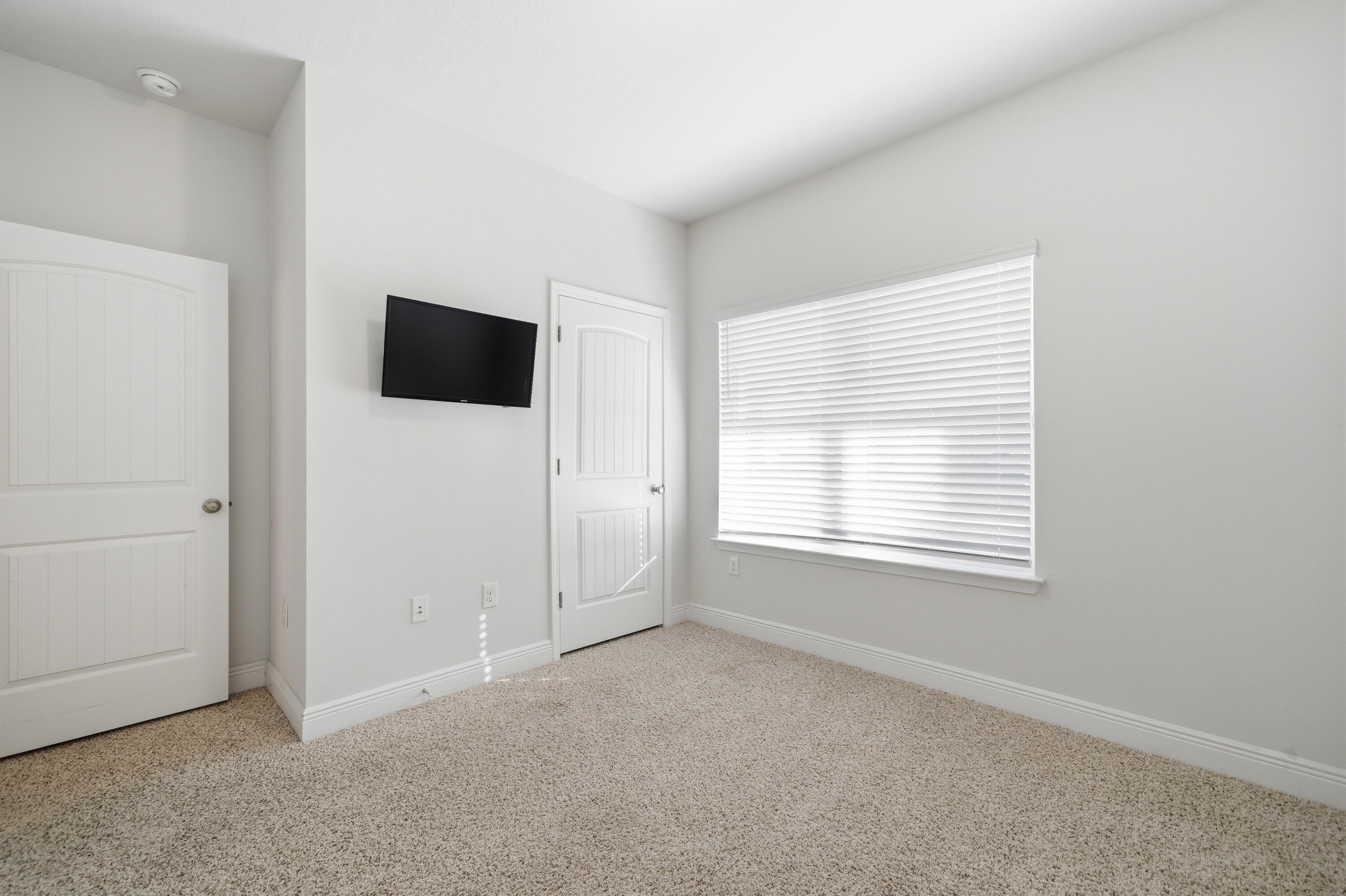 191 Southern Pnes Road Santa Rosa Beach, FL 32459 - Photo 33 of 46 an empty room with a flat screen tv and windows