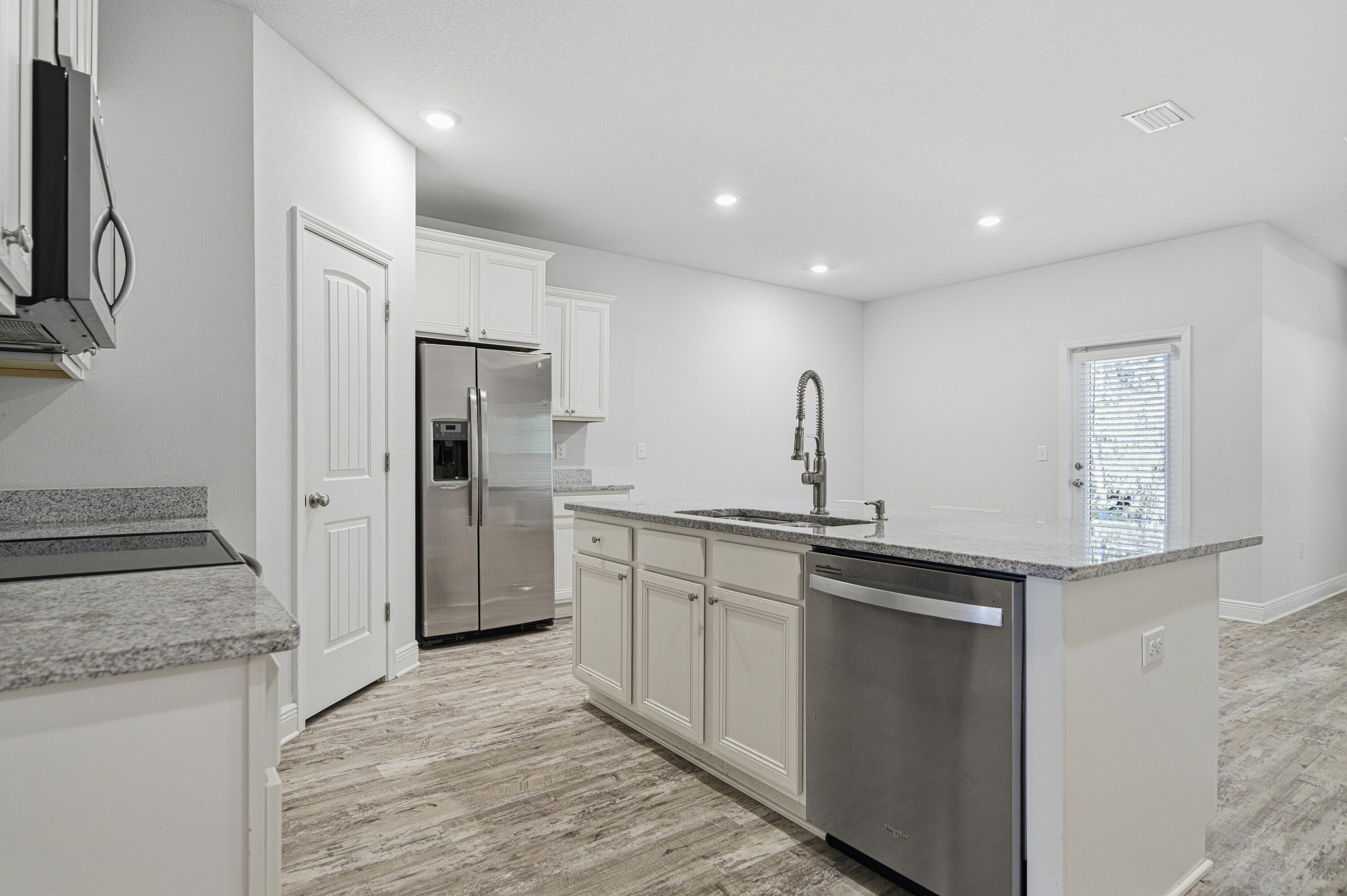 191 Southern Pnes Road Santa Rosa Beach, FL 32459 - Photo 5 of 46 a kitchen with granite countertop a sink stove and refrigerator