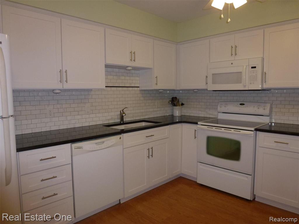 570 Tennyson, Unit 78 Rochester Hills, MI 48307 - Photo 12 of 35