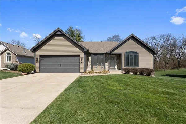 $425,000 | 1249 Southwest Crossing Drive, Lee's Summit, MO 64081