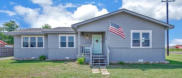 $270,000 | 1506 West 6th Street, McGregor, TX 76657