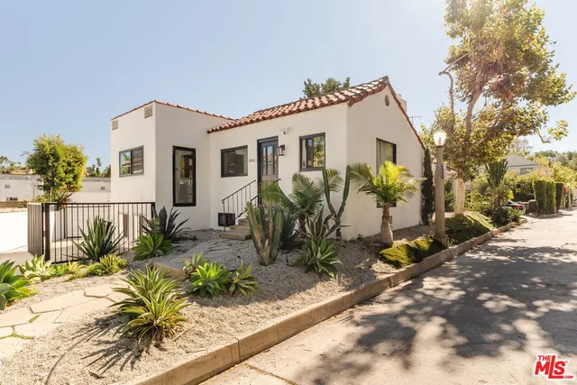a view of a house with backyard and sitting area