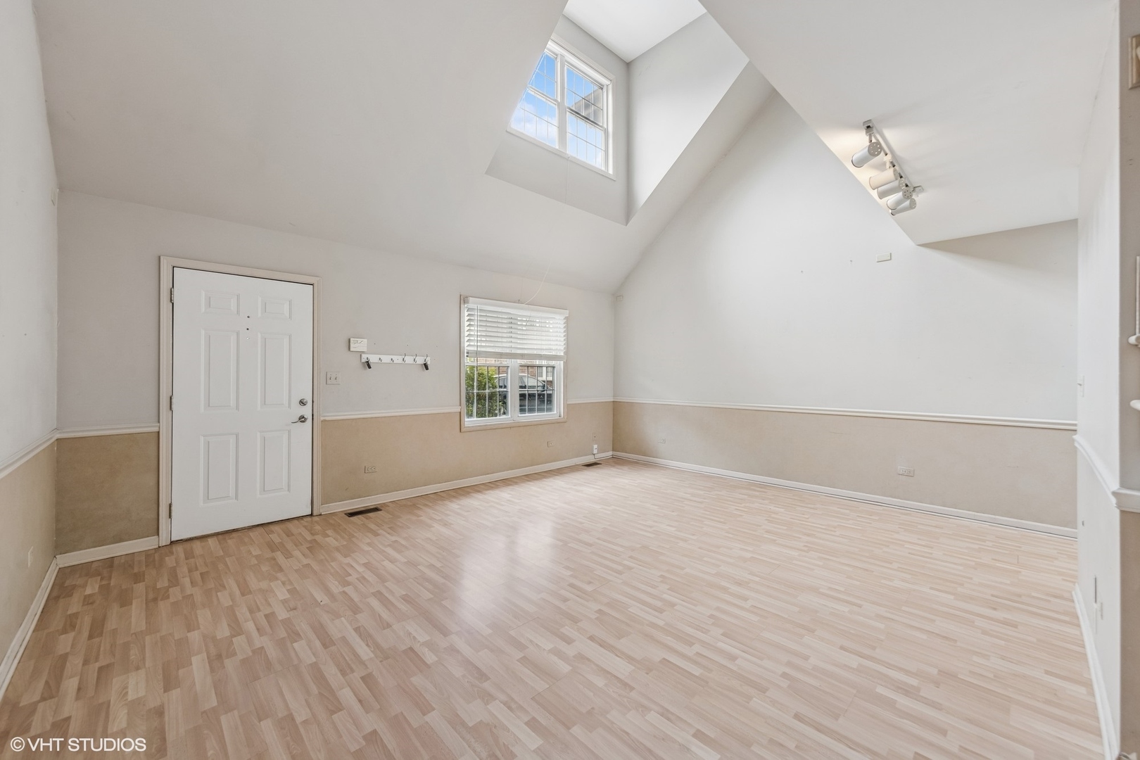 427 West St Charles Road Elmhurst, IL 60126 - Photo 8 of 23 Gallery Image 8