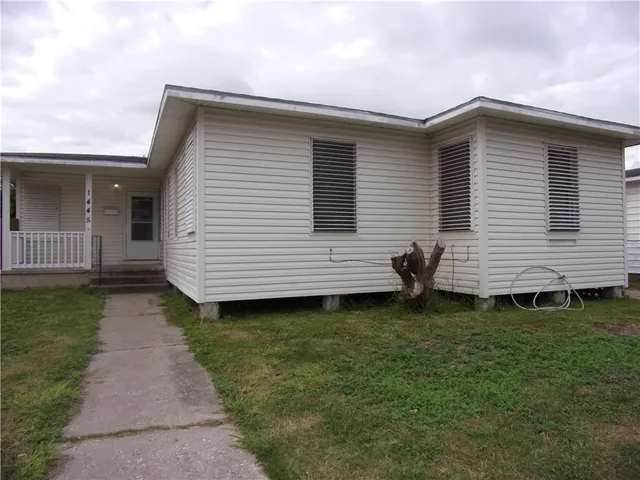 a view of a house with backyard
