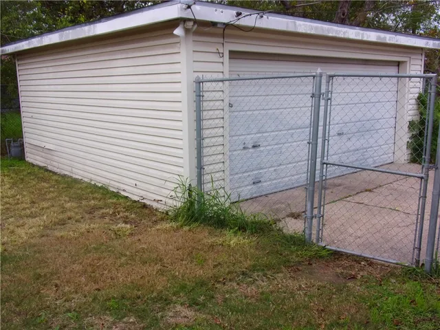 a view of a backyard