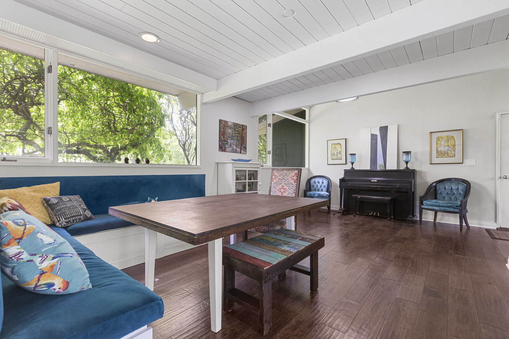 2440 West Course Drive Riverwoods, IL 60015 - Photo 8 of 19 a living room with furniture and a table