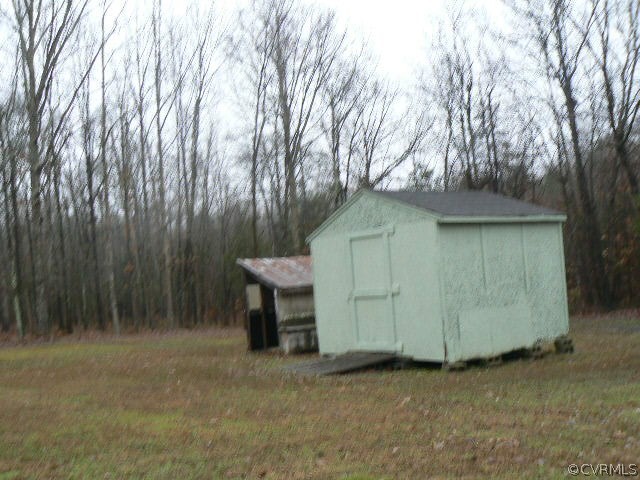 642 Cooks Road Farmville, VA 23901 - Photo 27 of 31 a view of backyard with cabin