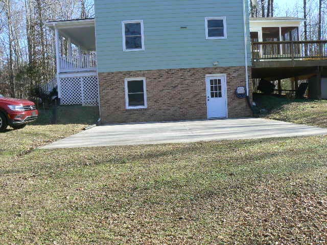 642 Cooks Road Farmville, VA 23901 - Photo 3 of 31 a front view of a house with a yard