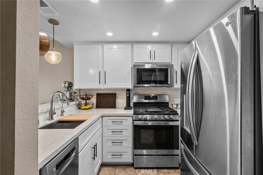 2731 Erringer Road, Unit 33 Simi Valley, CA 93065 - Photo 4 of 20