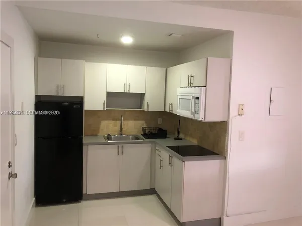 $1,800 | 2730 Collins Avenue, Unit 310, Miami Beach, FL 33140