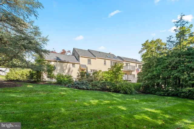 a view of a back yard