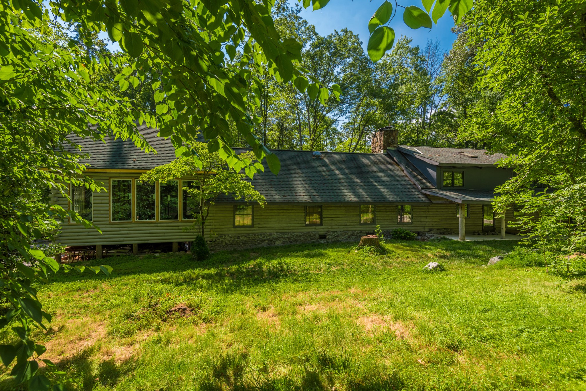 145 Scruggs Cemetery Road Clinton, TN 37716 - Photo 4 of 26 a yellow house with a yard