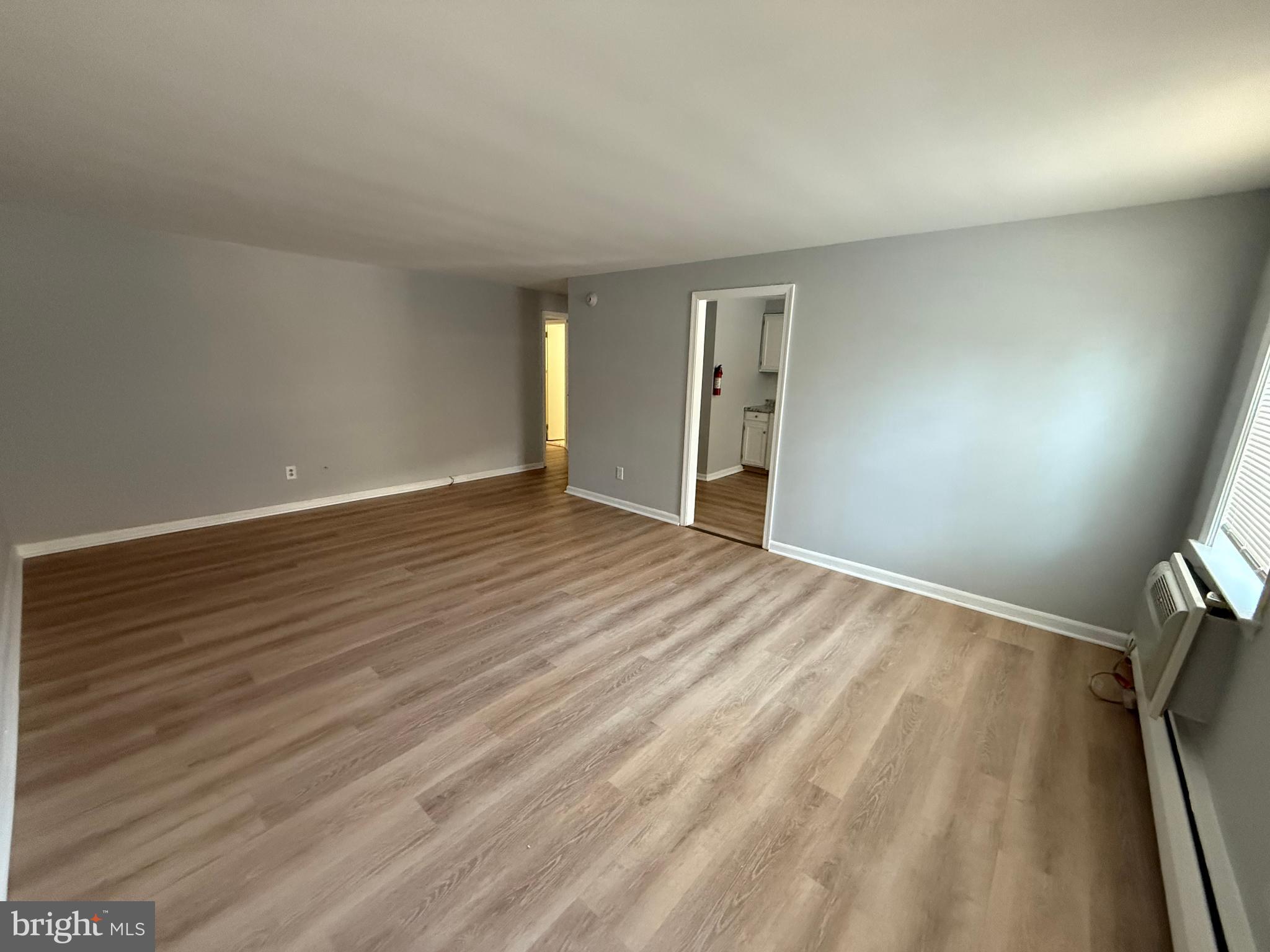 27 Wallingford Avenue, Unit B3 Wallingford, PA 19086 - Photo 5 of 12 Spacious, sunlit room with modern flooring.