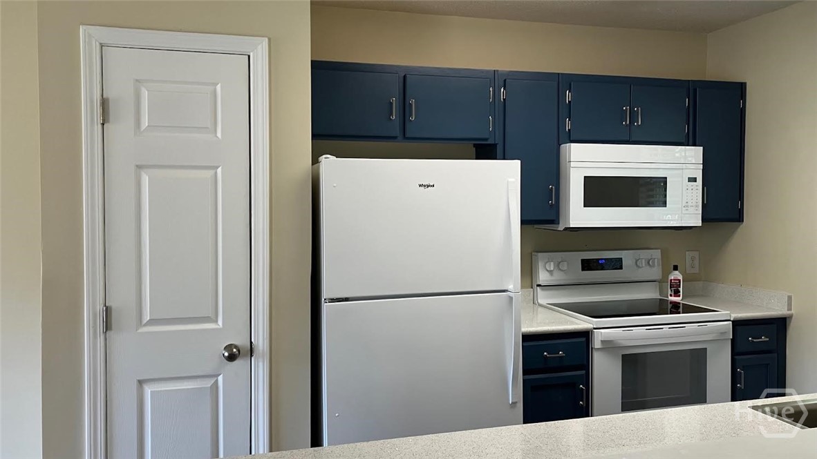 685 Rushing Street Richmond Hill, GA 31324 - Photo 8 of 34 New refrigerator, microwave oven, new stove.