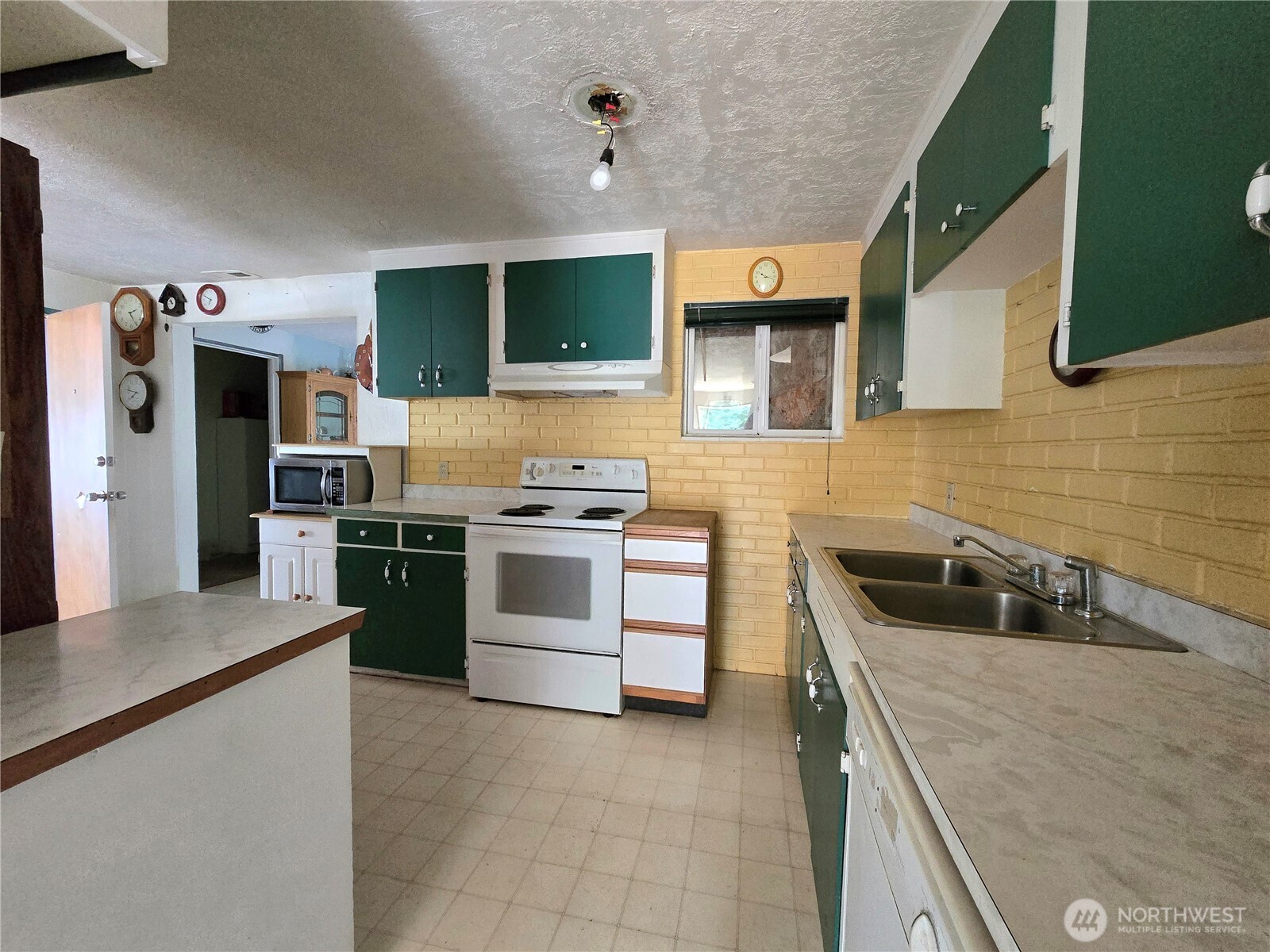 2216 Pershing Street Aberdeen, WA 98520 - Photo 6 of 37 Gallery Image 6