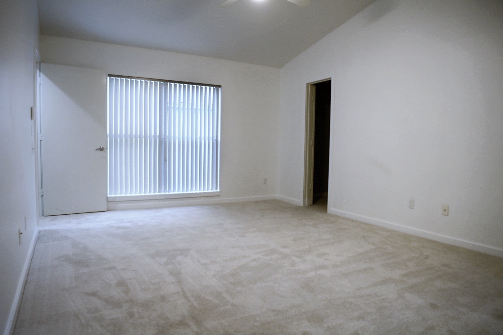 702 Ruthven Street Houston, TX 77019 - Photo 14 of 18 an empty room with windows