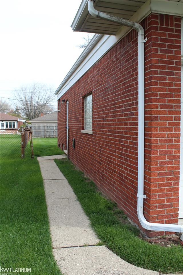 11359 13 Mile Road Warren, MI 48093 - Photo 18 of 22 31289667-17.JPG