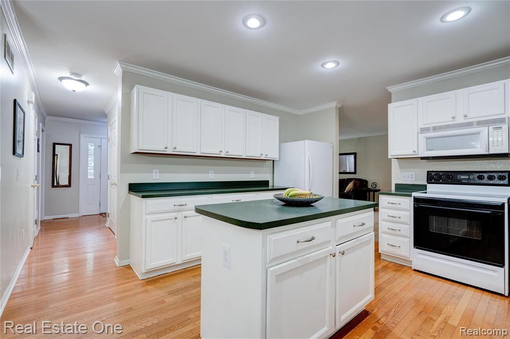6488 Orion Road Rochester Hills, MI 48306 - Photo 9 of 28