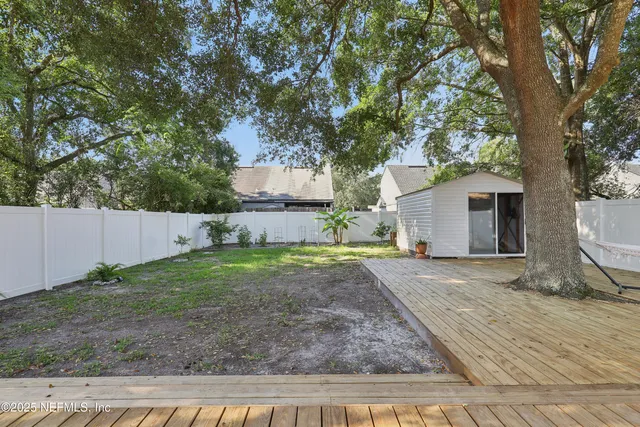 a view of backyard of the house
