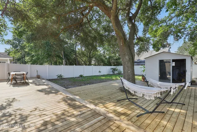 a view of a house with backyard